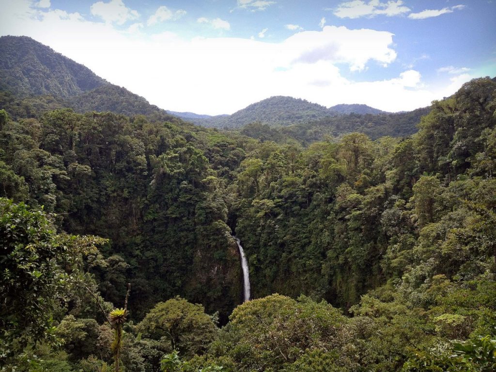 la-fortuna-waterfall-01