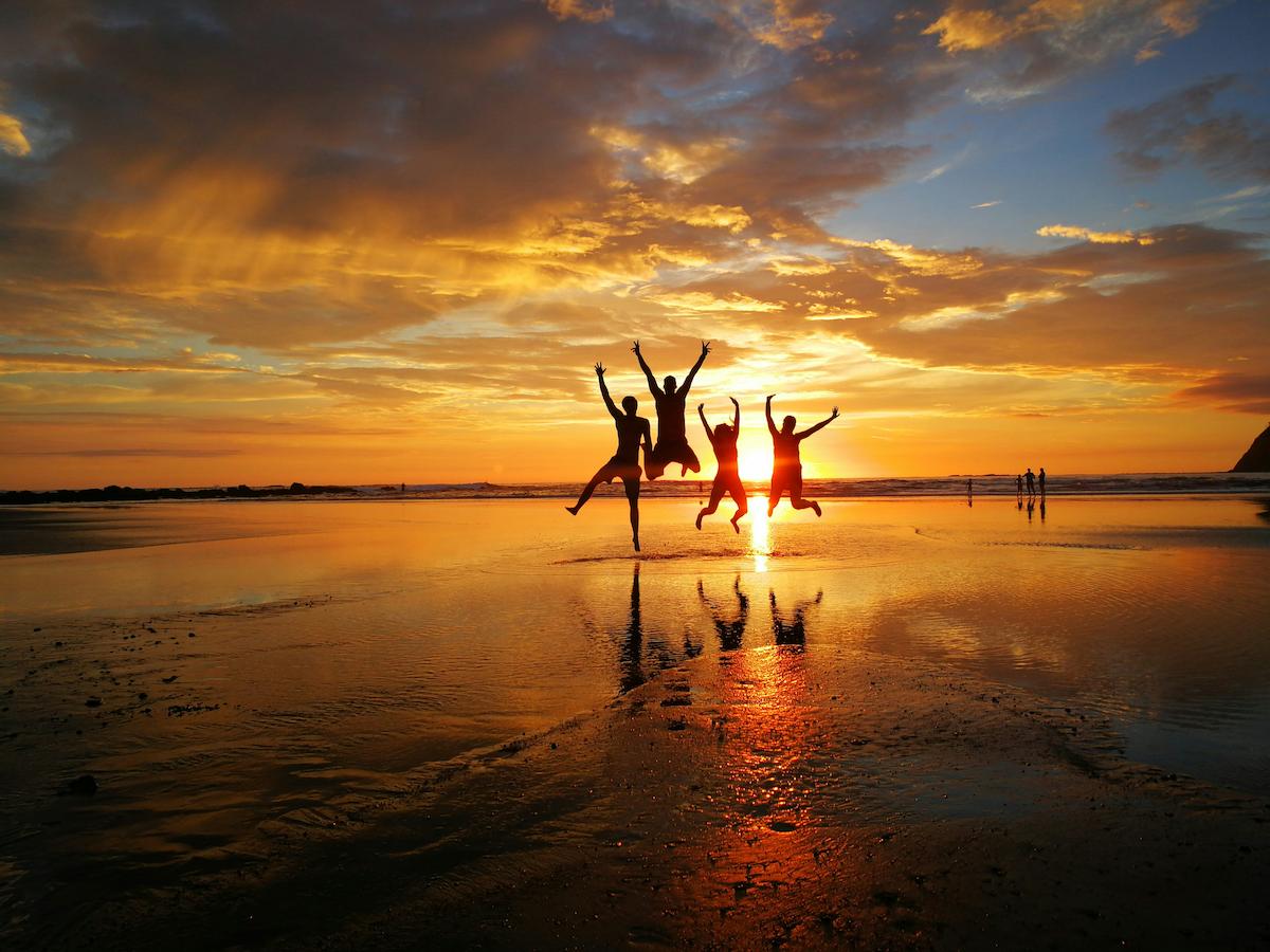 costa-rica-beach-sunset-family-adrian-eriksson-unsplash
